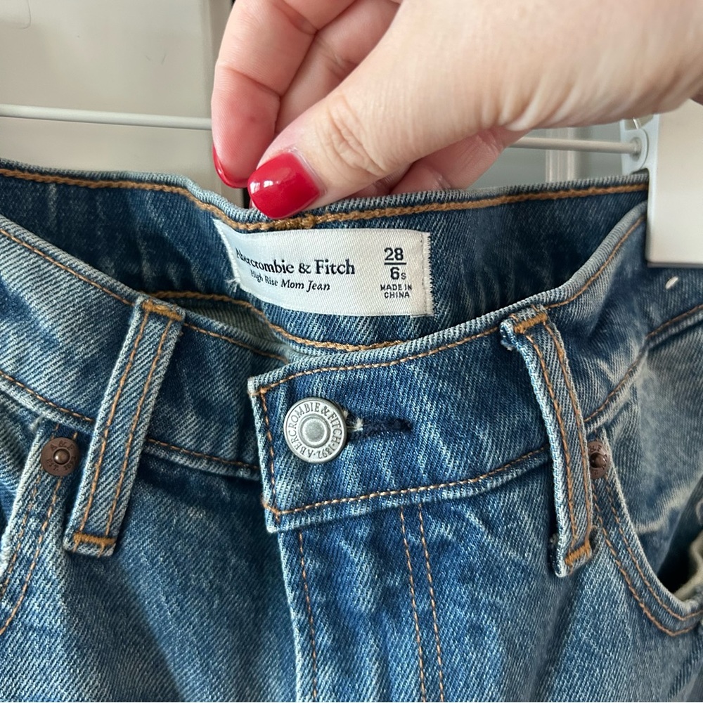 Abercrombie High Rise Mom Jeans Distressed SHORT - Picture 6 of 6